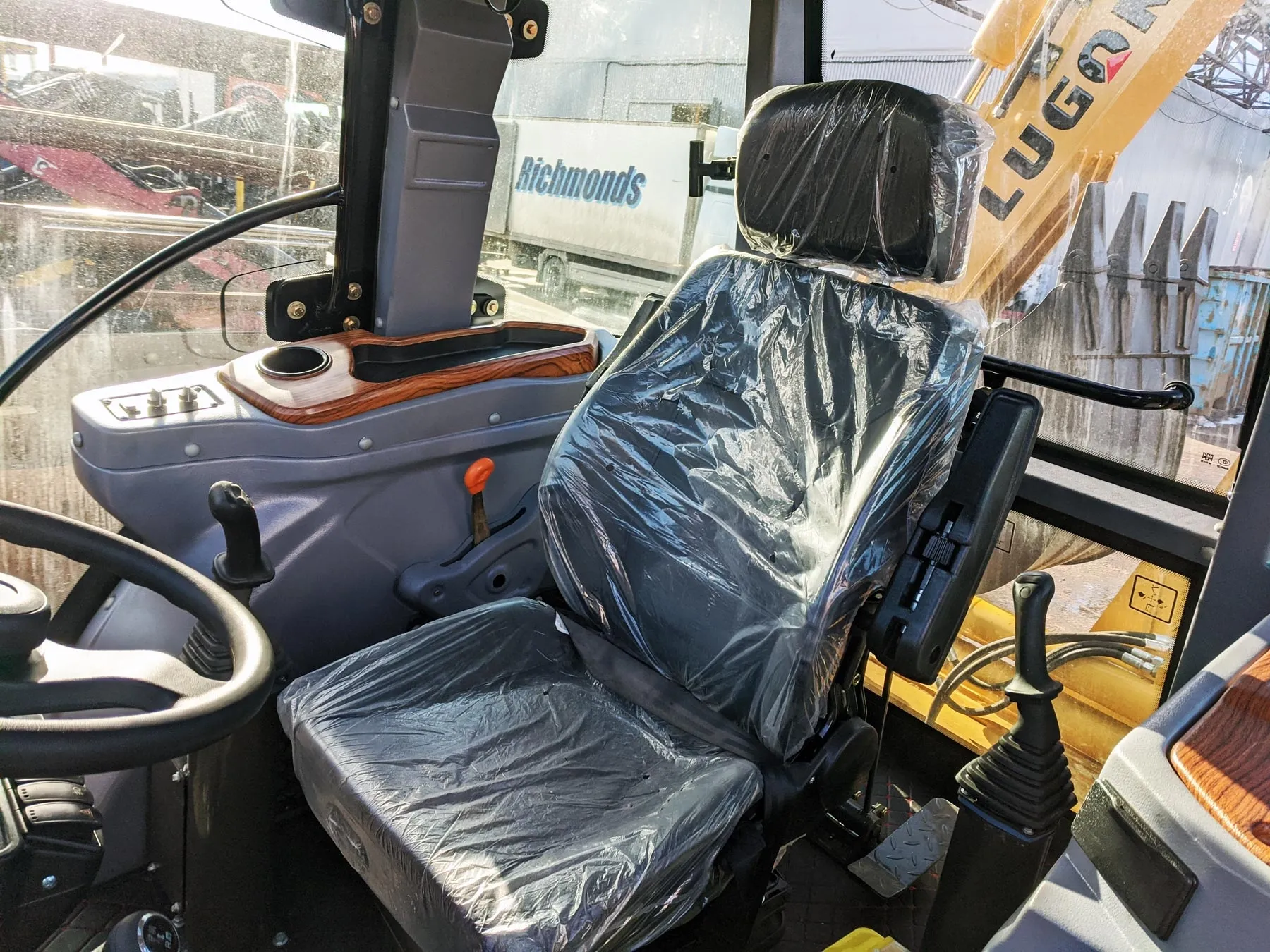 Эргономичное кресло водителя  экскаватора-погрузчика Lugong модель LG30-25