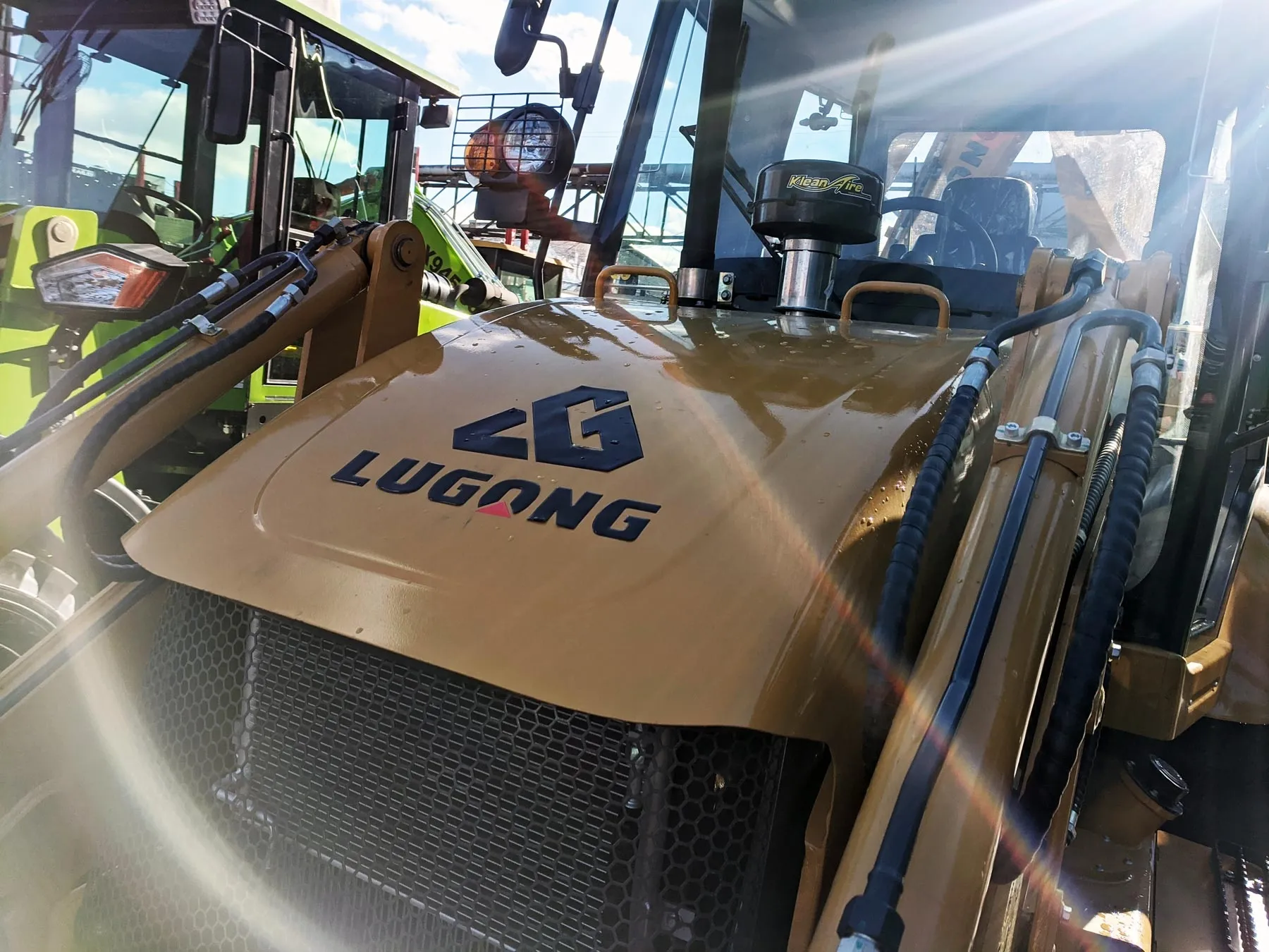 Экскаватор-погрузчик Lugong модель LG388 со склада в Санкт-Петербурге