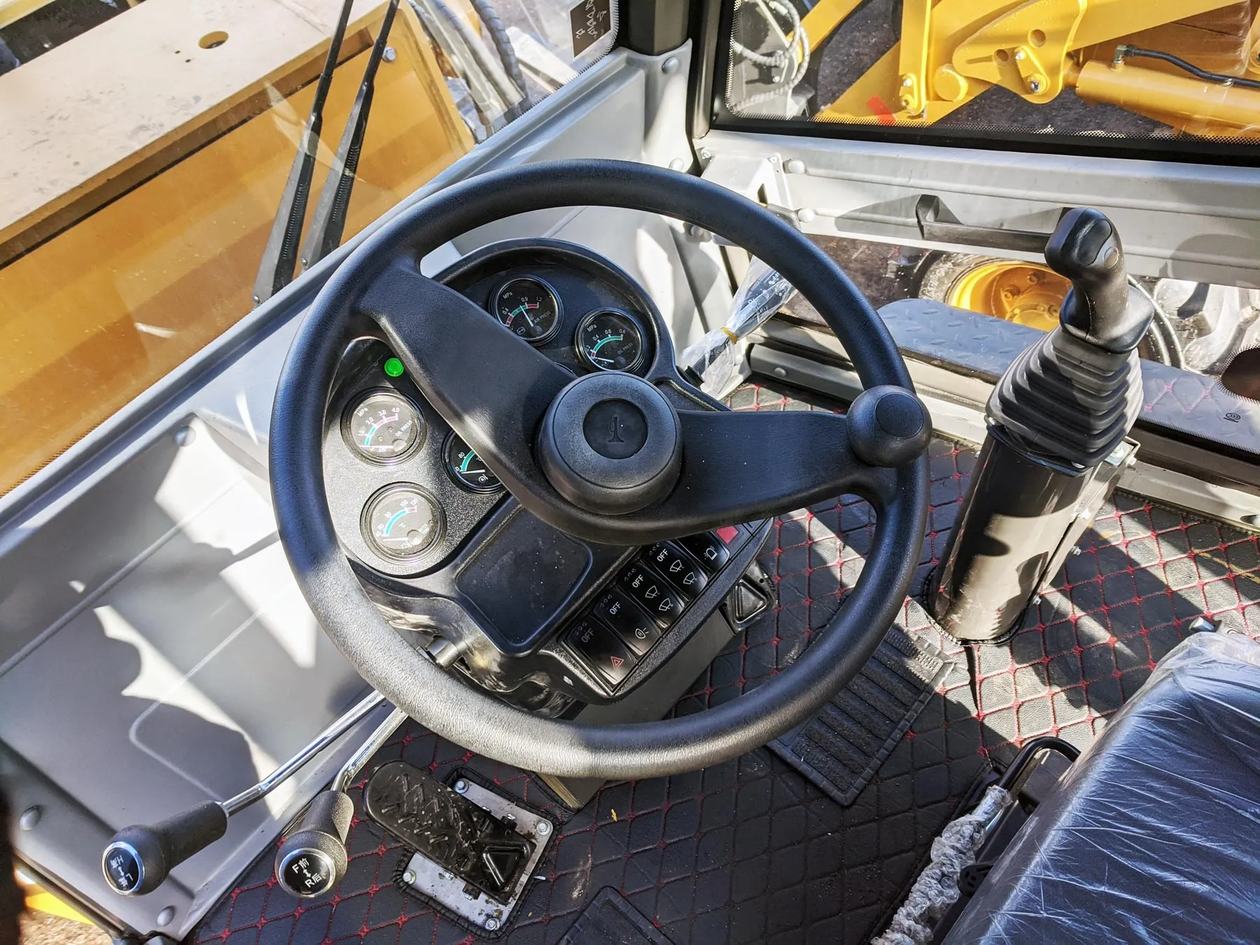 Рулевое управление в кабине экскаватора-погрузчика Lugong модель LG388 со склада в Санкт-Петербурге